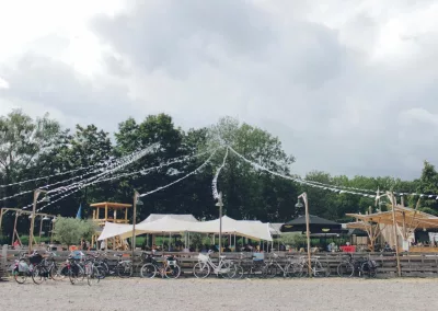 fietsen geparkeerd tegen de muur bij een zomerbar