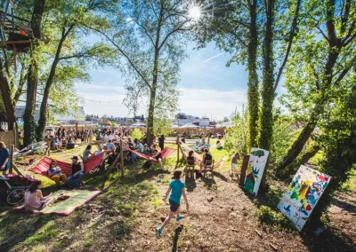 foto van een zomerbar met hangmatten