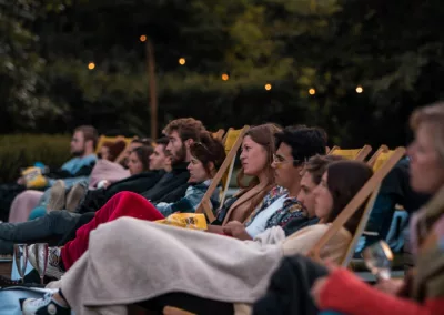 mensen kijken een film in strandstoelen met dekens