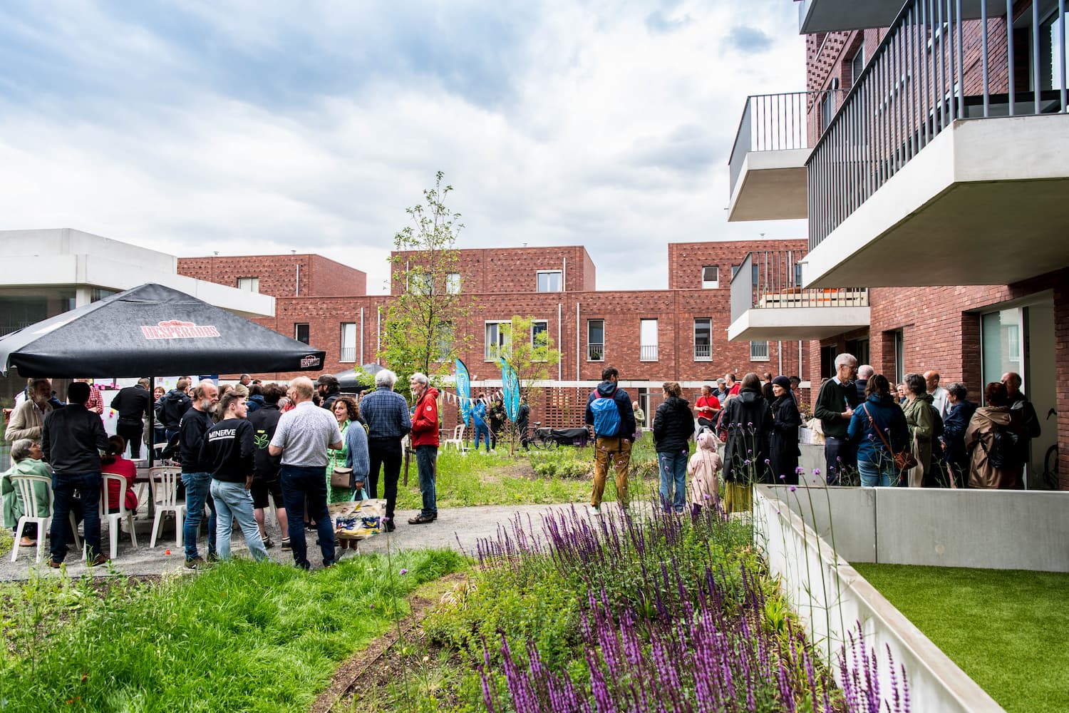 foto van buurtfeest in een duurzame wijk met groene parken