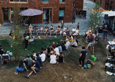 buren genieten van een feest met straatmuzikant en barbecue