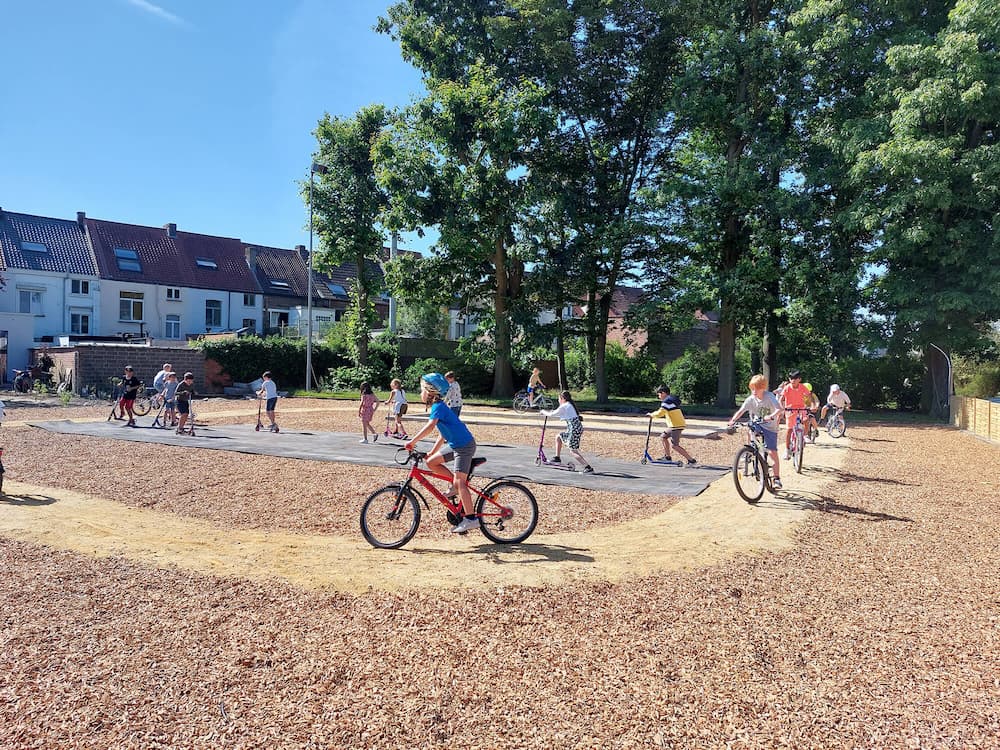 kinderen fietsen op een fietsparcour