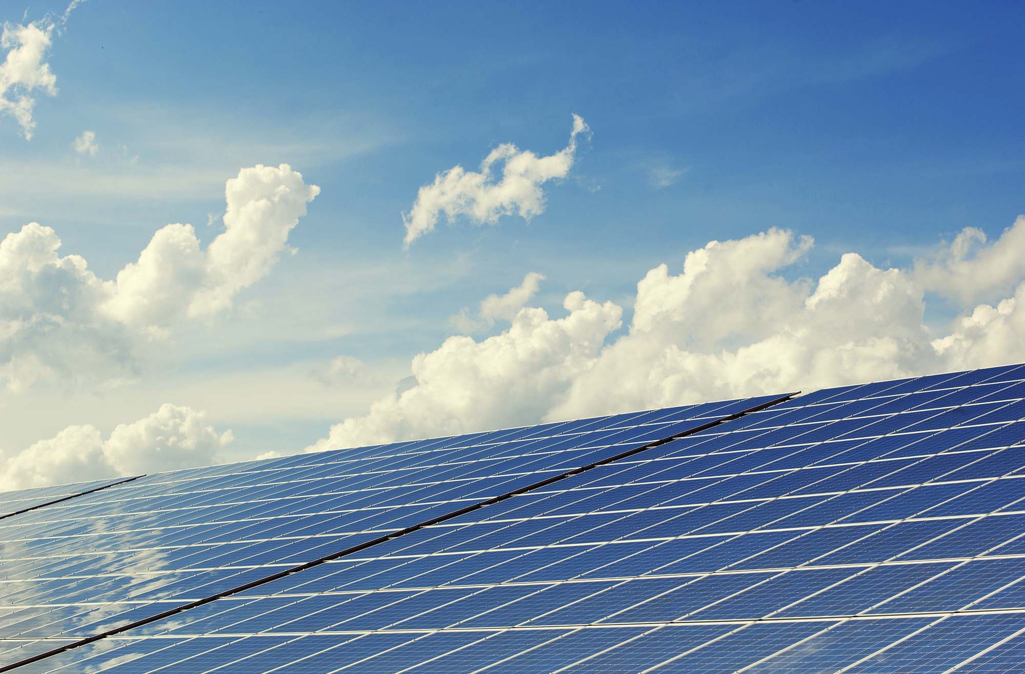 zonnepanelen met blauwe lucht en wat wolken