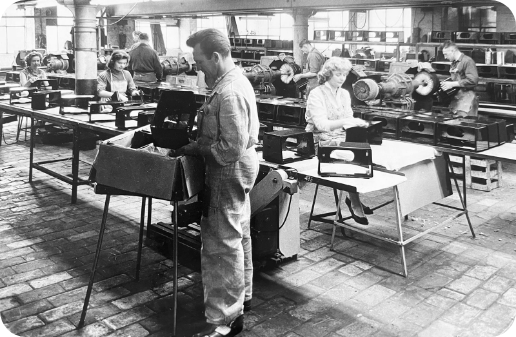 historische foto afwerking radiobehuizing op de oude vynckier